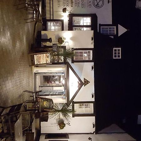 The Cross Keys Hotel Пийбълс Екстериор снимка