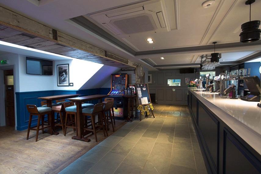 The Cross Keys Hotel Пийбълс Екстериор снимка