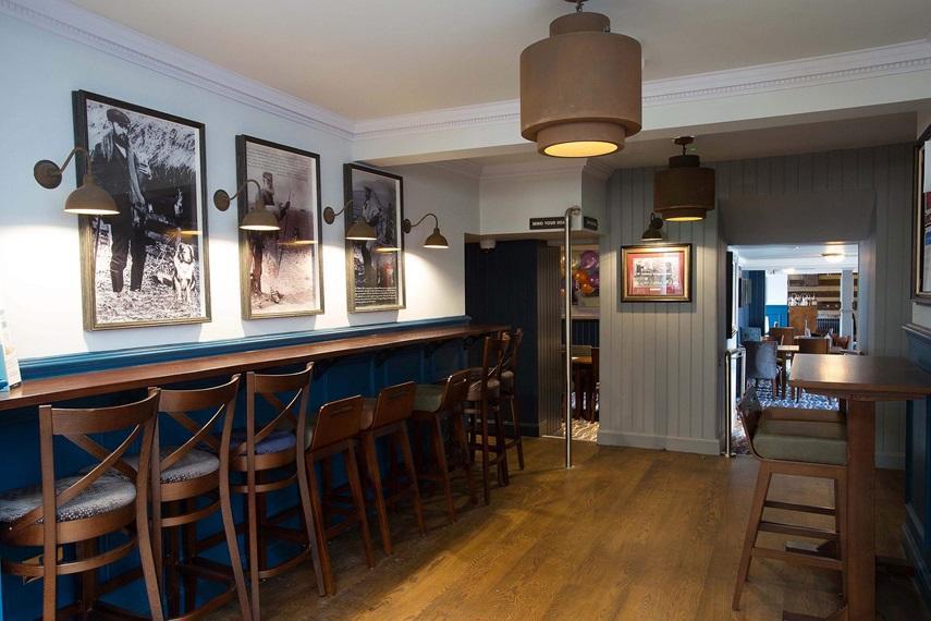 The Cross Keys Hotel Пийбълс Екстериор снимка