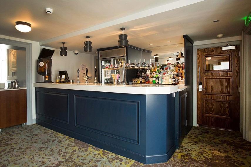 The Cross Keys Hotel Пийбълс Екстериор снимка