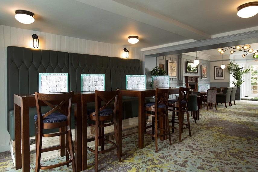 The Cross Keys Hotel Пийбълс Екстериор снимка