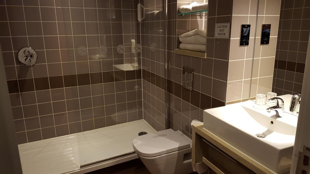 The Cross Keys Hotel Пийбълс Екстериор снимка