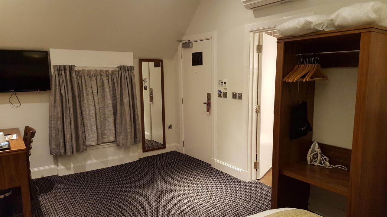 The Cross Keys Hotel Пийбълс Екстериор снимка